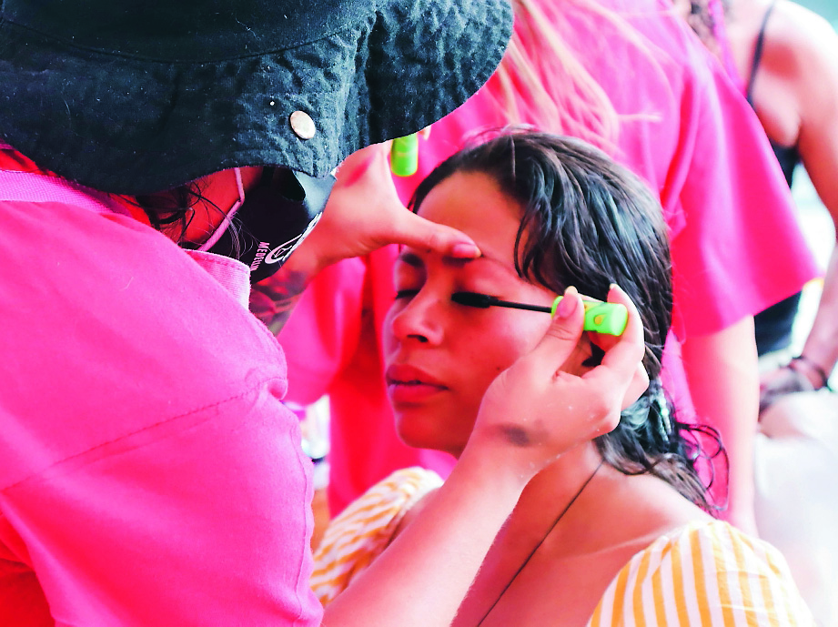 Vanessa, una maquilladora apasionada por las causas sociales 1 Vanessa, una maquilladora apasionada por las causas sociales “Una energía densa” fue lo que sintió Vanessa Villada, maquilladora de 26 años, cuando se bajó del carro cerca a la calle Cúcuta con La Paz, en pleno centro de Medellín, en diciembre pasado. Sin embargo, se sacudió los miedos y cualquier tipo de prejuicio para cumplir con su compromiso: maquillar a habitantes de calle y consentirlos por un día.