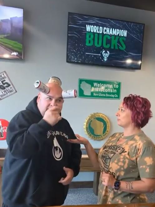 Jamie Keeton, el hombre con una rara condición que le permite adherirse objetos Este ciudadano estadounidense, de 52 años, se ha convertido en tendencia en las redes sociales, ya que tiene una extraña condición que le permite adherirse objetos a la cabeza, lo que se convirtió en su mejor forma de ganarse la vida. 
