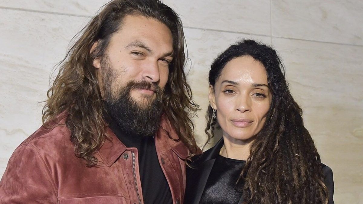 El actor de Aquaman anunció su divorcio después de 16 años de relación 8 El actor de Aquaman anunció su divorcio después de 16 años de relación El actor Jason Momoa, recordado por interpretar varios papeles en Hollywood, entre ellos al personaje de Aquaman en las películas de DC Comics que han salido recientemente, donde se ha llevado halagos por su escultural físico, se ha vuelto noticia en las últimas horas, tras conocerse que su relación con la también actriz Lisa Bonet llegó a su fin.