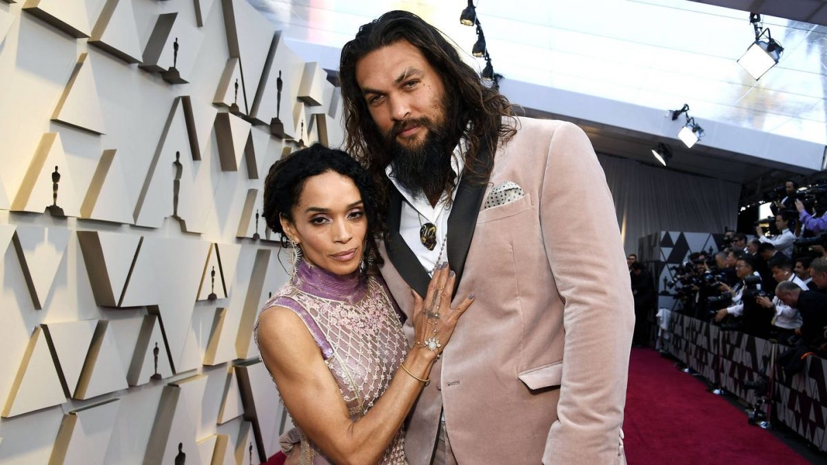 El actor de Aquaman anunció su divorcio después de 16 años de relación El actor Jason Momoa, recordado por interpretar varios papeles en Hollywood, entre ellos al personaje de Aquaman en las películas de DC Comics que han salido recientemente, donde se ha llevado halagos por su escultural físico, se ha vuelto noticia en las últimas horas, tras conocerse que su relación con la también actriz Lisa Bonet llegó a su fin.