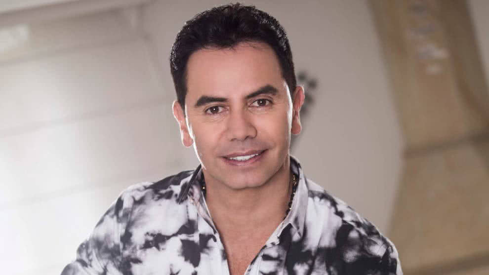 El robo a Jhonny Rivera en concierto Jhonny Rivera publicó en sus redes sociales el gesto que tuvo una niña fan suya, quien le recuperó parte de lo que le habían robado en plena tarima.