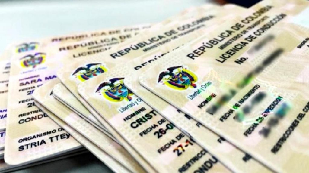Desmantelan red que emitía licencias de conducción irregulares 1 Desmantelan red que emitía licencias de conducción irregulares En la investigación adelantada por la Fiscalía y Policía Nacional, se detectó un centro de enseñanza automovilística en Ibagué, Tolima, donde se tramitaron licencias de conducción de manera irregular ante los organismos de tránsito.