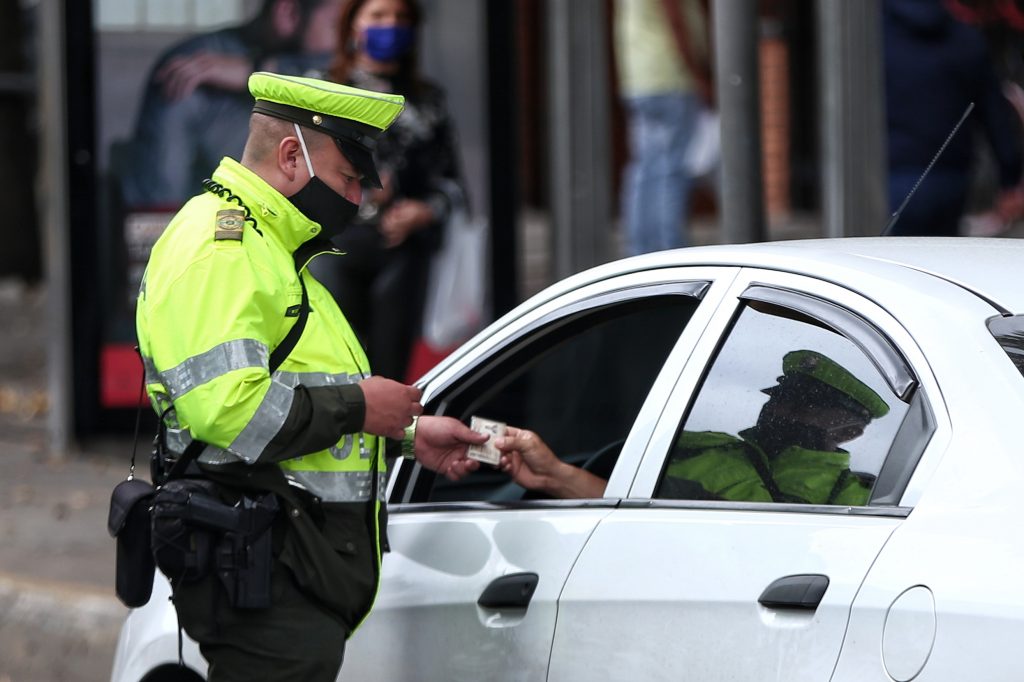 Ya no será necesario llevar en físico licencia de tránsito y tarjeta de propiedad El Ministerio de Transporte informó que a partir de la fecha ya no será necesario que los conductores de vehículos tengan que presentar en físico la licencia de conducción y la licencia de tránsito del automotor, pues estos pueden presentarse en línea a las autoridades de tránsito que los requieran.