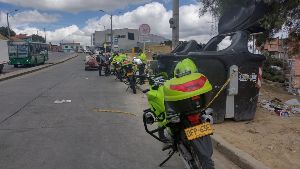 Conductor informal, asesinado por un pasajero en Ciudad Bolívar 2 Conductor informal, asesinado por un pasajero en Ciudad Bolívar La velocidad iba disminuyendo cuando la minivan blanca de transporte informal se acercaba al paradero de Arborizadora Alta en Ciudad Bolívar, la tarde de este martes. Los pocos pasajeros que quedaban iban distraídos observando el atardecer azulado a través de las ventanas, cuando uno de ellos se paró sin mayor sospecha hacia el conductor de 43 años que iba al volante. En pocos y confusos segundos, el extraño sujeto desenfundó un arma y le atinó un solo tiro en la cabeza.