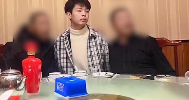 Fue vendido cuando era bebé, se reencuentra a sus padres y lo rechazan 1 Fue vendido cuando era bebé, se reencuentra a sus padres y lo rechazan Un joven residente de la provincia de Hebei, al norte de China, en el año 2005, fue vendido por sus padres cuando tenía apenas unos días de nacido. Años después el adolescente investigó y encontró a sus padres biológicos, pero con total sorpresa fue nuevamente rechazado, ya que esta pareja no continuaba junta.