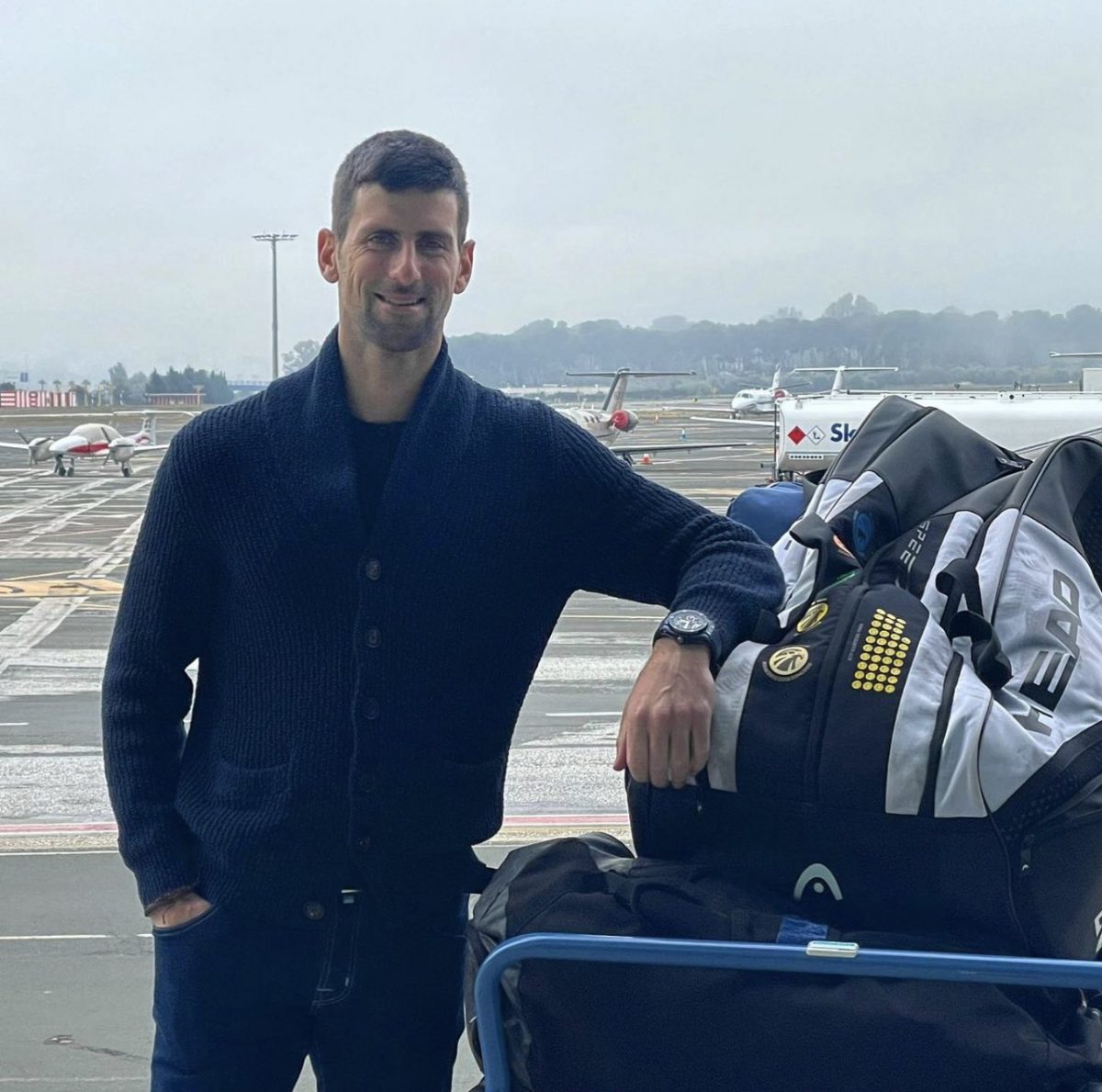 Novak Djokovic ganó el 'partido' judicial y podrá jugar en Australia El tenista serbio Novak Djokovic, número uno del mundo, ganó la apelación contra la decisión de denegarle un visado en el Tribunal del Circuito Federal de Australia, por lo que será liberado tras su retención en un hotel de Melbourne y podrá disputar el Abierto de Australia, primer 'Grand Slam' de la temporada.
