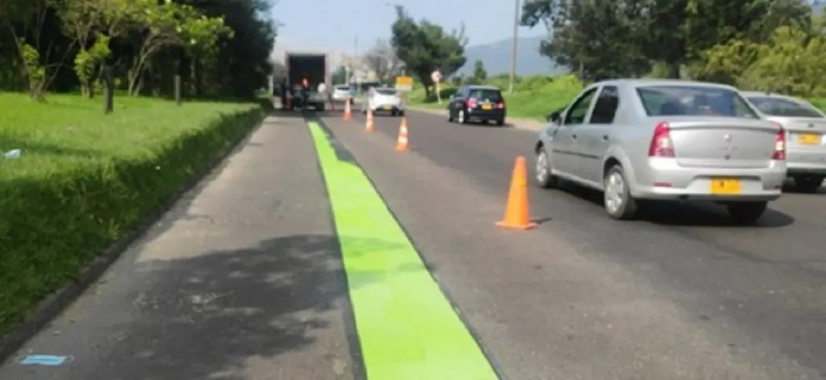 Conozca qué es la nueva línea verde en carril de la Autopista Norte 1 Conozca qué es la nueva línea verde en carril de la Autopista Norte La Secretaría de Movilidad de Bogotá se encuentra pintando unas particulares señalizaciones en la Autopista Norte, entre las calles 170 y 245, en sentido sur-norte. Estas nuevas franjas de color verde corresponden al carril preferencial para buses escolares de Bogotá.