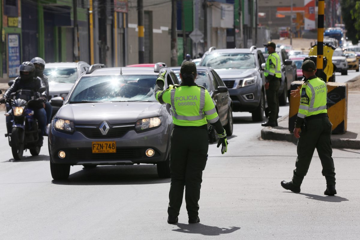 Así se encuentra la movilidad en la ciudad con el plan retorno Con la implementación de un nuevo horario para el pico y placa, además del alto flujo que se está presentando en la ciudad por el puente de Reyes, varias vías principales para la salida y entrada de Bogotá, están siendo monitoreadas y controladas para asegurar un correcto flujo de automóviles, evitando accidentes o contratiempos.