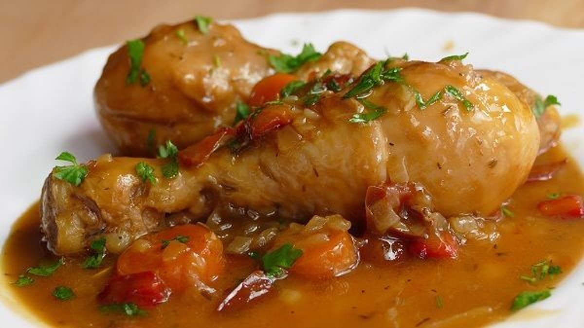 ¡Muy fácil! Aprenda a hacer pollo a la cerveza en su casa 1 ¡Muy fácil! Aprenda a hacer pollo a la cerveza en su casa El pollo a la cerveza es una receta con mucha personalidad, que sin duda le gustará y de paso será la oportunidad para probar algo diferente. En este caso, el ingrediente principal para darle el sabor es una buena pola, que hará como si fuera una salsa encargada de darle el toque perfecto.