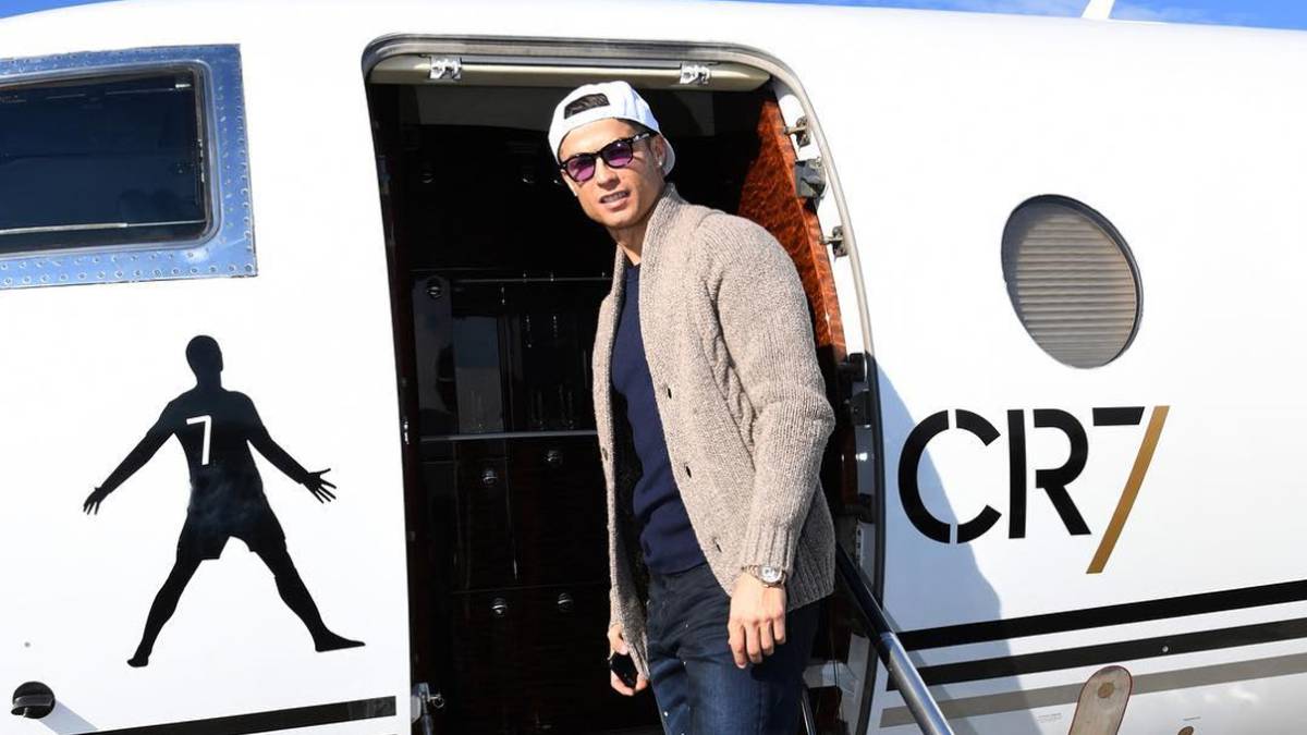 Mire las excentricidades de Cristiano Ronaldo con su fortuna 4 Mire las excentricidades de Cristiano Ronaldo con su fortuna Definitivamente por billete Cristiano Ronaldo no sufre, tiene el suficiente para darse la gran vida y pagar lo que se le antoje. Por eso, durante su carrera el astro portugués, figura del Manchester United, ha llamado la atención por sus excentricidades. En Q’HUBO le mostramos algunas de ellas.