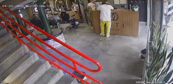 Entró a robar a una barbería y le dieron tremenda tunda Inseguridad es la palabra que quizás retumba con más fuerza en la mente de los ciudadanos en Colombia, y es que parece que no hay un solo día en que no ocurra un hecho delictivo en el territorio nacional. En esta ocasión en un video de una cámara de seguridad quedó registrado el momento en el que un joven ingresó a robar a una barbería, pero que por la reacción de los trabajadores se pudo impedir que este delincuente se saliera con la suya.