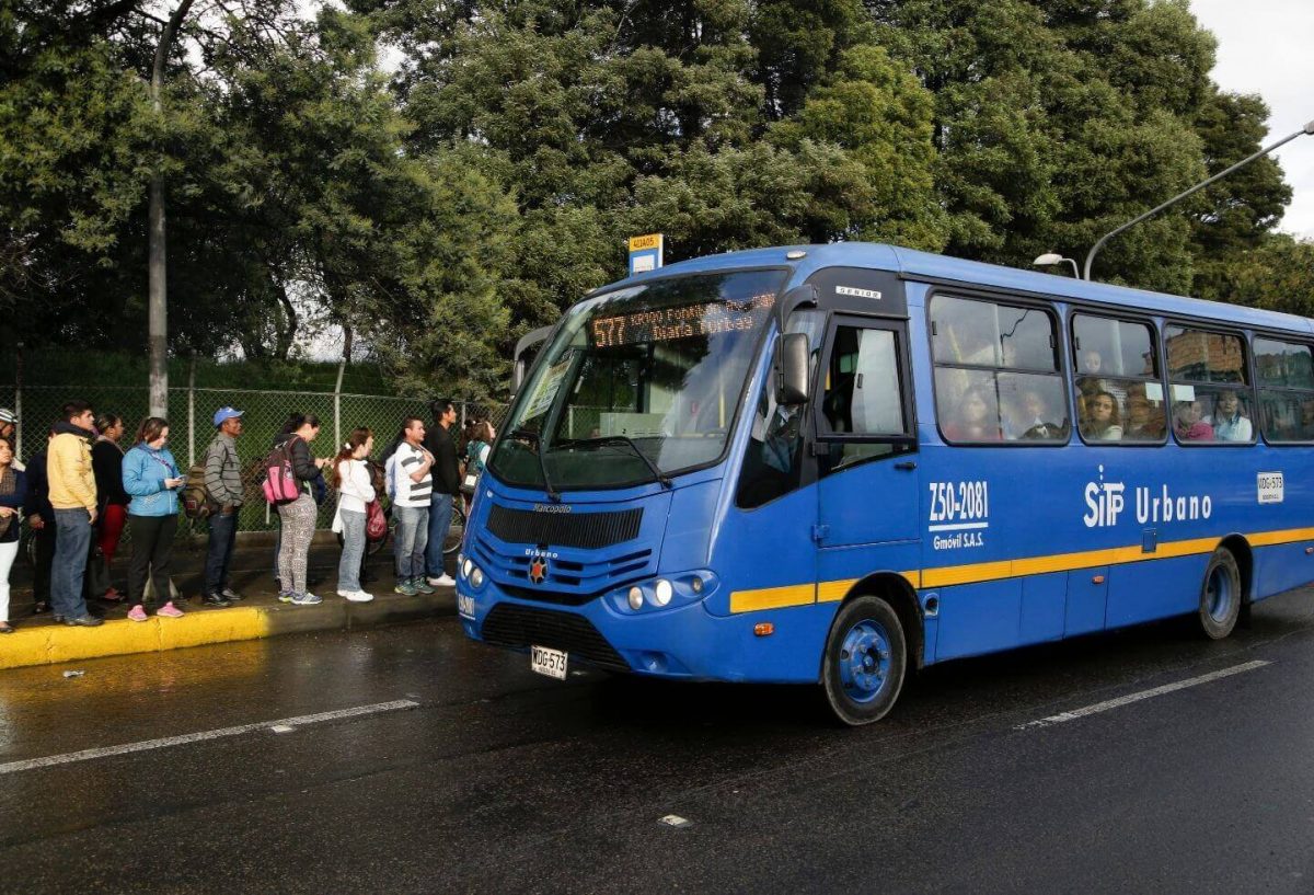 ¿Qué piensan los ciudadanos sobre el aumento del pasaje en TM y SITP? Frente al aumento del costo del pasaje de TransMilenio y del SITP que entró en vigencia a partir de este martes 11 de enero, la mayoría de la ciudadanía está inconforme, pues consideran que es muy costoso para la calidad del servicio que se ofrece.