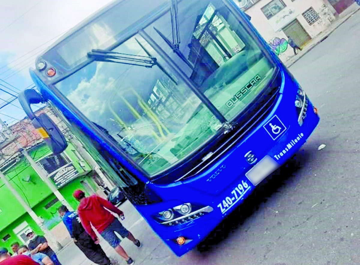 José, el taxista atropellado por un bus del SITP en el barrio 7 de agosto 2 José, el taxista atropellado por un bus del SITP en el barrio 7 de agosto Sobre las 11 de la mañana de este domingo, al teléfono celular de la mamá del taxista José Antonio Zuluaga le entró una llamada de un desconocido que le dijo con voz temblorosa: “¡hubo un accidente! Y su hijo está implicado”. De esta manera comenzó el suplicio de la familia Zuluaga, ya que en ese instante el trabajador de 44 años acababa de ser arrollado por un SITP.
