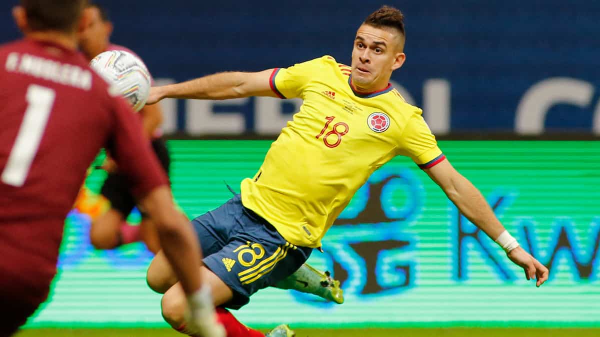Con Santos Borré: esta es la titular de la Selección para enfrentar a Perú 1 Con Santos Borré: esta es la titular de la Selección para enfrentar a Perú Hace instantes la Selección Colombia dio a conocer la nómina con la que enfrentará, a partir de las 4 de la tarde, a Perú, por la fecha 15 de las Eliminatorias Suramericanas al Mundial Catar 2022.