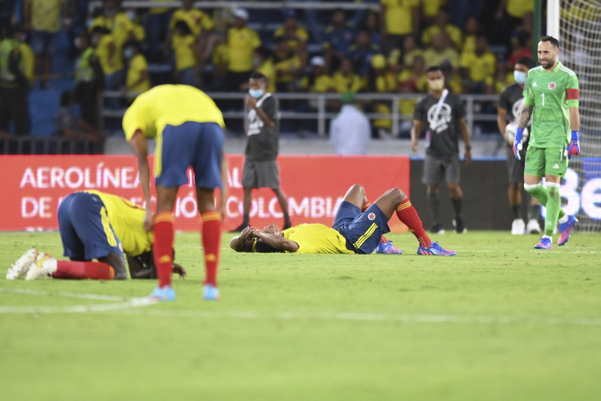 Colombia: de cuarta a sexta, así quedó la tabla de la Eliminatoria Se completó la fecha 15 de las Eliminatorias Suramericanas al Mundial de Catar 2022, y la clasificación de la Selección Colombia se complicó con su derrota frente a Perú 0-1 en el Estadio Metropolitano de Barranquilla. La 'Tricolor', bajo el mando de Reinaldo Rueda, pasó del cuarto al sexto puesto en la tabla de la clasificación, con 17 puntos.