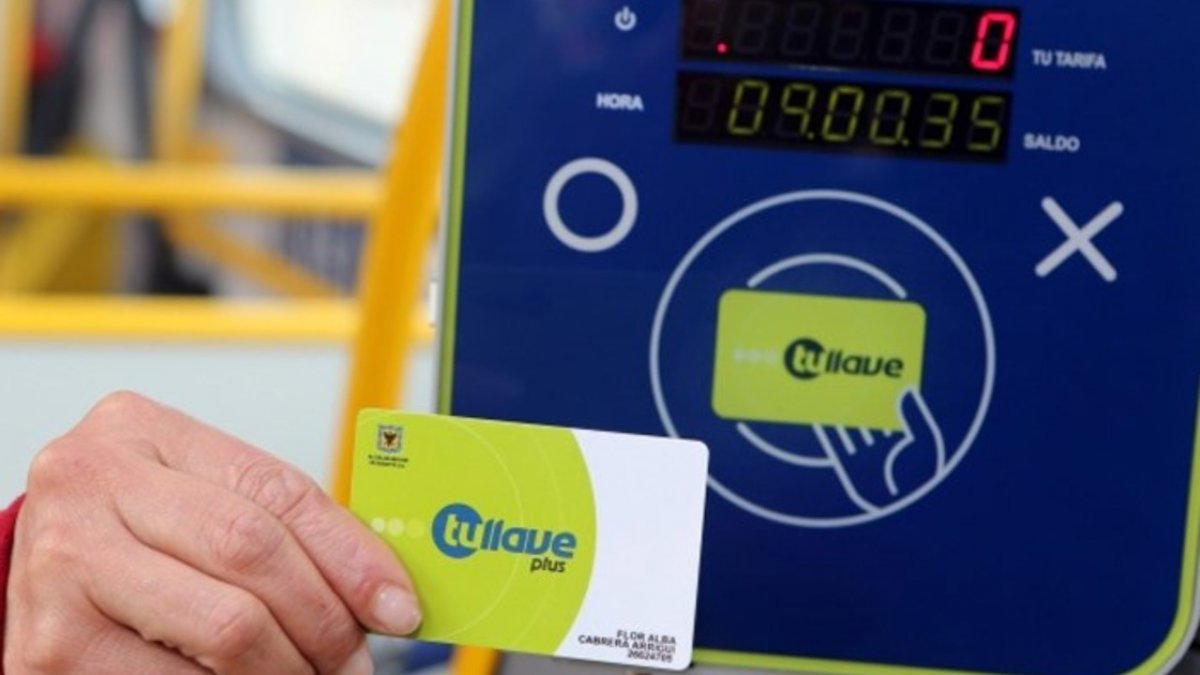 Aprenda a personalizar la tarjeta 'TuLlave' con estos sencillos pasos Tener una tarjeta de TransMilenio es una herramienta fundamental para la movilidad en Bogotá. Una tarjeta ordinaria del SITP no trae los mismos beneficios que una personalizada, incluyendo varios ventajas, como el préstamo de un pasaje extra, realización de transbordos sin costo, o el traspaso de un SITP a un bus troncal con un pequeño cargo por el cambio de vehículo.