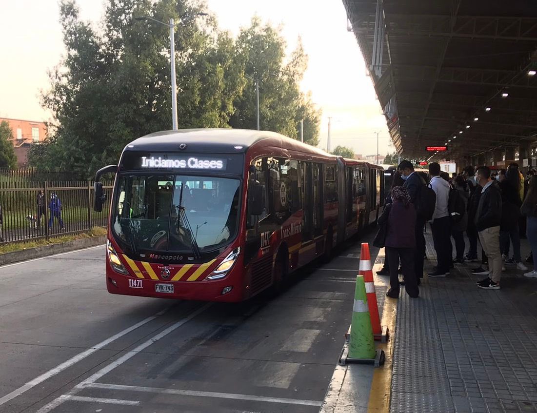 Cámaras de seguridad de buses de Transmilenio no están conectadas 2 Cámaras de seguridad de buses de Transmilenio no están conectadas La Personería de Bogotá adelanta una investigación contra TransMilenio con el fin de verificar presuntas irregularidades en la fijación y aplicación de protocolos de atención a usuarios, esto luego de la denuncia por hurto de una mujer, quien resultó herida dentro de un bus cuando fue apuñalada por un delincuente.