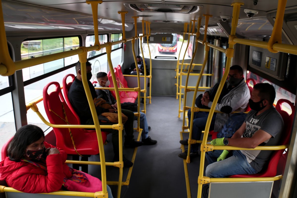 Cámaras de seguridad de buses de Transmilenio no están conectadas 1 Cámaras de seguridad de buses de Transmilenio no están conectadas La Personería de Bogotá adelanta una investigación contra TransMilenio con el fin de verificar presuntas irregularidades en la fijación y aplicación de protocolos de atención a usuarios, esto luego de la denuncia por hurto de una mujer, quien resultó herida dentro de un bus cuando fue apuñalada por un delincuente.