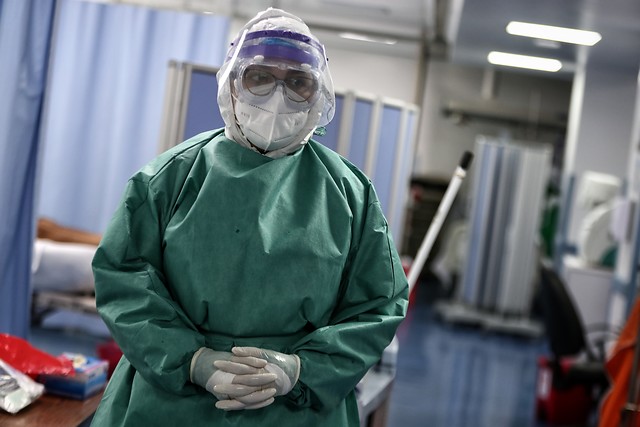 Así va el cuarto pico de la pandemia en Colombia 3 Así va el cuarto pico de la pandemia en Colombia El COVID-19 sigue en aumento en Colombia tras haberse multiplicado en cuestión de días los casos nuevos, relacionados con el aumento de interacciones sociales durante las festividades de Navidad y Año Nuevo y la circulación de la nueva variante Ómicron, que ya es dominante con apenas tres semanas de haberse detectado en el país.