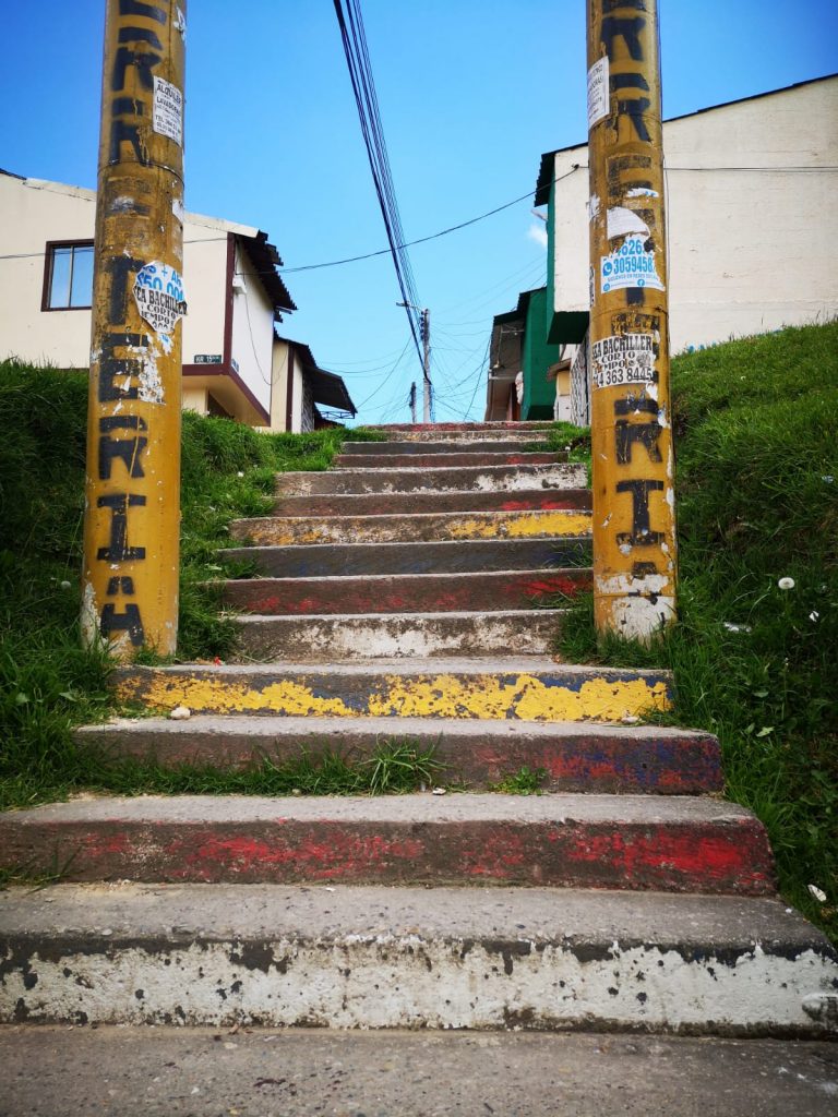 Balacera en celebración de año nuevo La noche del fin de año, que se supone, debe ser un momento para celebrar en familia y amigos, se convirtió en un amargo momento para los habitantes del barrio Urbanización Gaviota, tras la balacera que dejó dos personas muertas.