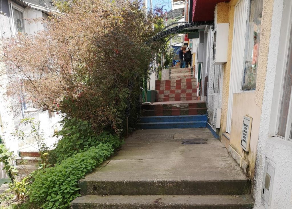 Balacera en celebración de año nuevo La noche del fin de año, que se supone, debe ser un momento para celebrar en familia y amigos, se convirtió en un amargo momento para los habitantes del barrio Urbanización Gaviota, tras la balacera que dejó dos personas muertas.