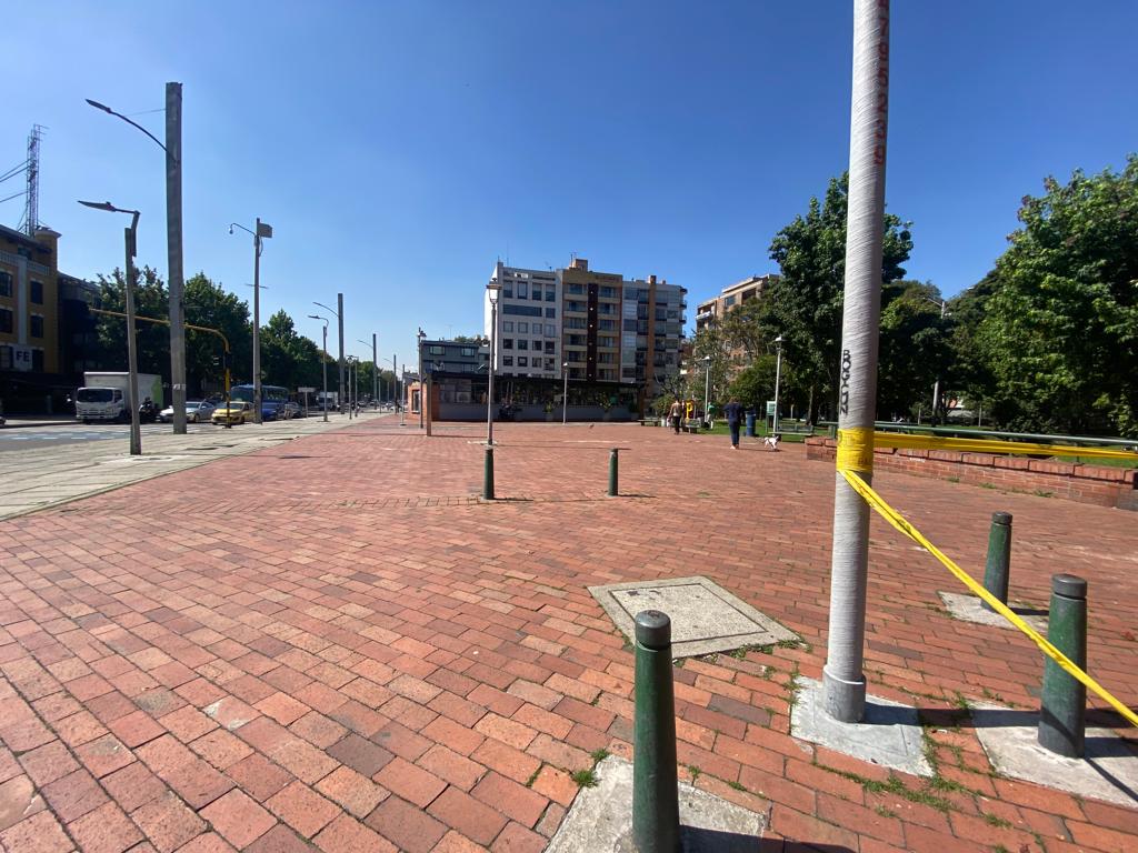 Misterioso crimen cerca al CAI El Virrey 1 Misterioso crimen cerca al CAI El Virrey A pocos metros del CAI Virrey, en el norte de Bogotá, un hombre fue hallado tendido en el suelo y agonizando la noche del lunes, por varios uniformados que se encontraban realizando labores de vigilancia en el parque.