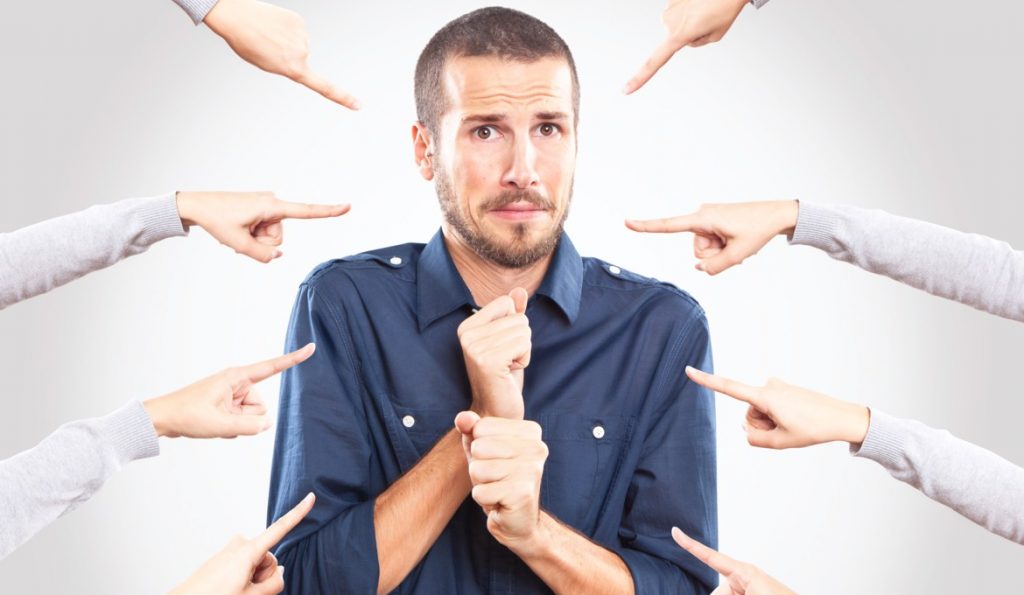 Aprenda con estos pasos a perder la vergüenza 1 Aprenda con estos pasos a perder la vergüenza Sentir vergüenza es una de las cosas que nos puede acompañar durante toda nuestra existencia. Esa extraña sensación de querernos esconder o simplemente volvernos un ser tan pequeñito, para que no nos puedan ver, es una de las cosas que todos los seres humanos hemos tenido que vivir.