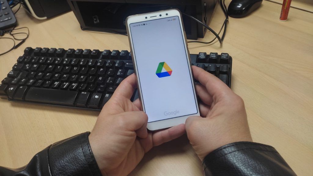 Google Drive borrará su contenido si lo considera inapropiado 9 Google Drive borrará su contenido si lo considera inapropiado El portal de almacenamiento virtual Google Drive, tras una actualización en sus políticas de uso, anunció un cambio que podría afectar a varios usuarios sobre el contenido que almacena. Esta nueva actualización se centra en la eliminación de todos los archivos propios, sean documentos, video, imágenes entre otros, que posean un contenido que pueda violar sus políticas corporativas.