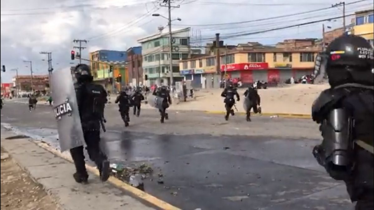 Por desmonte del SITP provisional siguen los altercados en Usme Este jueves en la localidad de Usme se siguen presentando enfrentamientos entre ciudadanos e integrantes del Esmad, lo que ha generado graves disturbios en la zona de Yomasa y el puente de la Marichuela.
