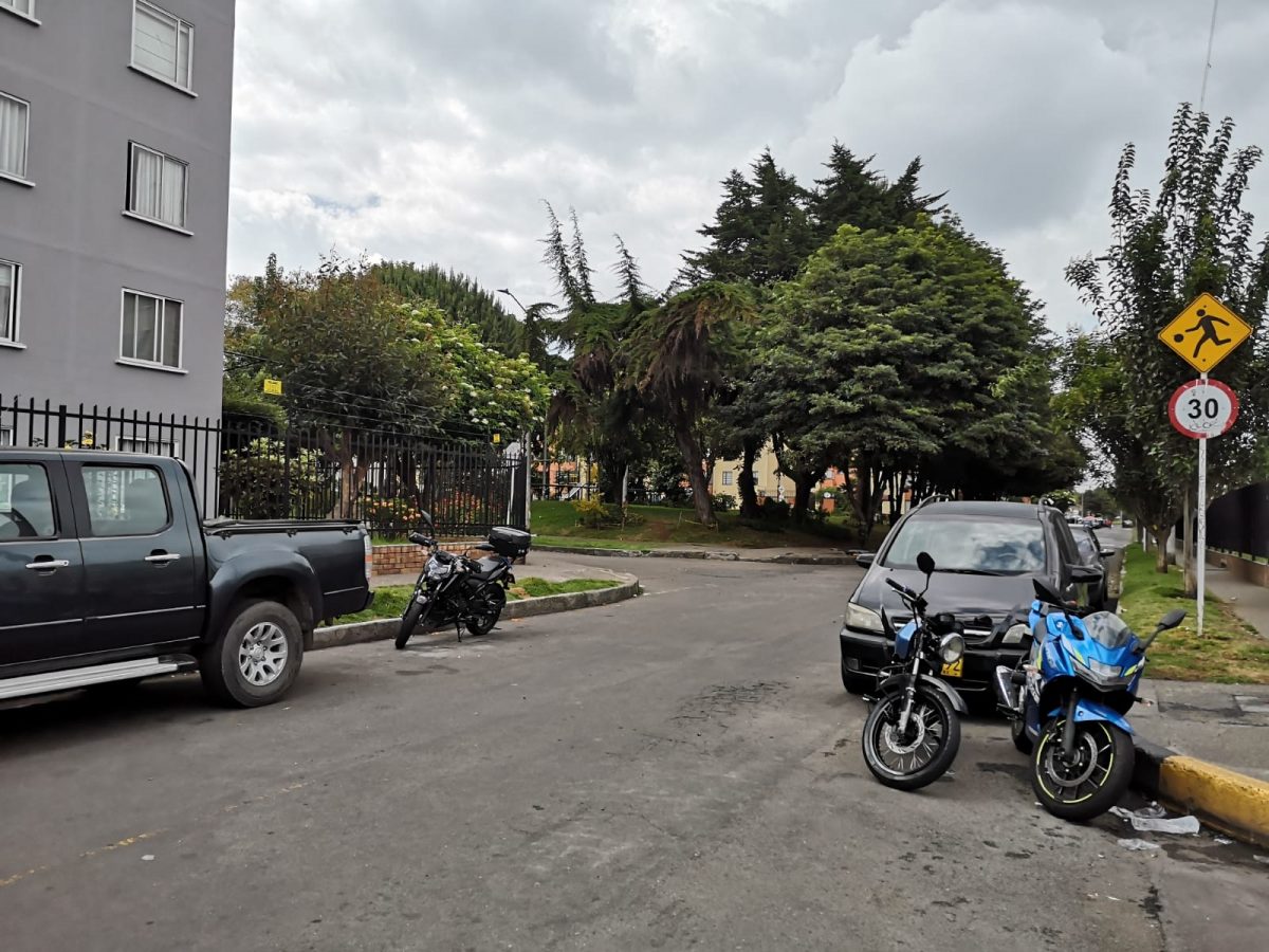 Fatal riña entre menores frente a conjunto en Engativá 1 Fatal riña entre menores frente a conjunto en Engativá Registrar la muerte de un adolescente de tan solo 15 años es algo desgarrador, y más cuando su victimario también es un menor de edad. Tristemente esto sucedió el pasado domingo en la tarde, cuando al parecer, una discusión por un celular terminó en esta tragedia, en el barrio Bochica etapa 4, de la localidad de Engativá.