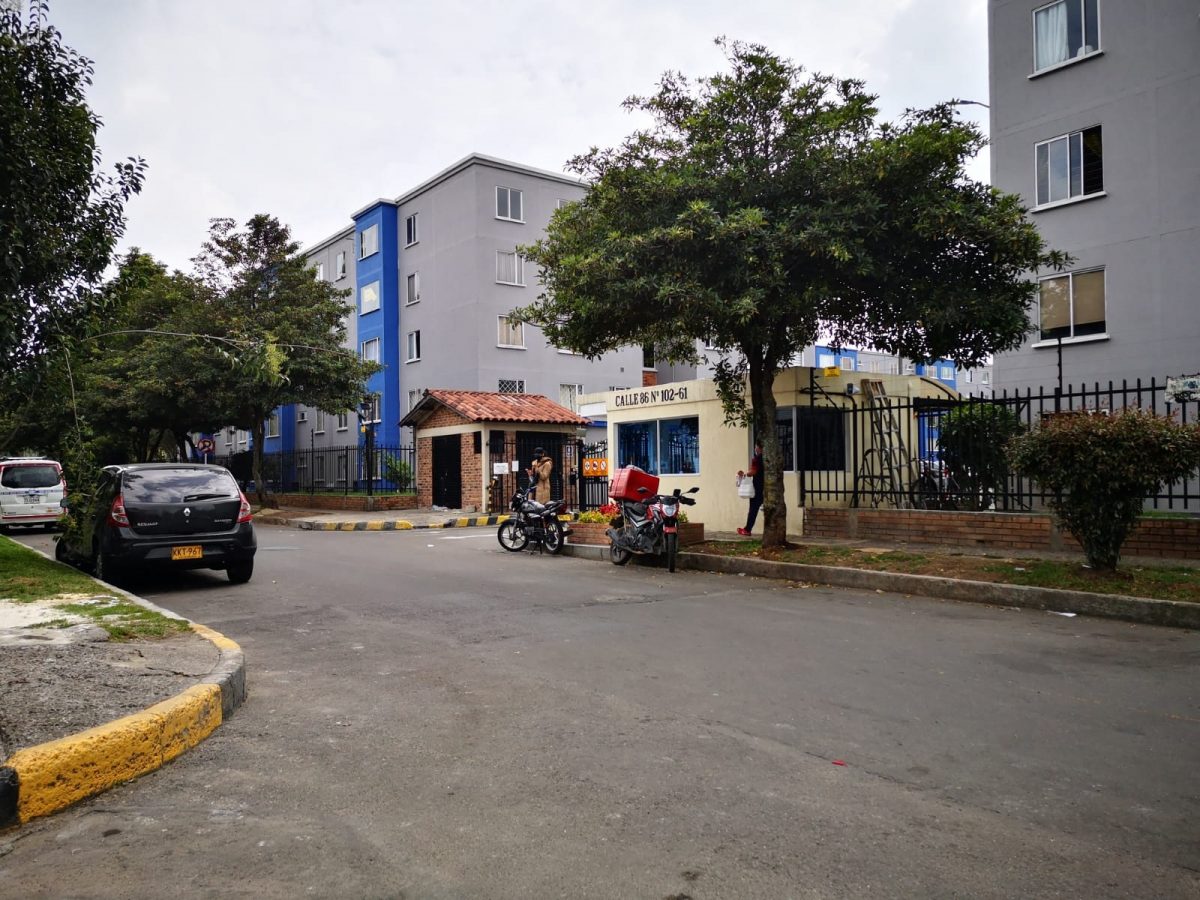 Fatal riña entre menores frente a conjunto en Engativá Registrar la muerte de un adolescente de tan solo 15 años es algo desgarrador, y más cuando su victimario también es un menor de edad. Tristemente esto sucedió el pasado domingo en la tarde, cuando al parecer, una discusión por un celular terminó en esta tragedia, en el barrio Bochica etapa 4, de la localidad de Engativá.