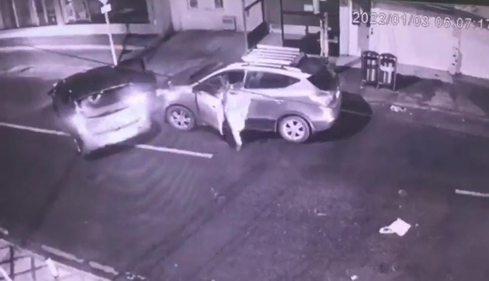 EN VIDEO: Lo interceptaron y secuestraron en su propia camioneta, en Bogotá 2 EN VIDEO: Lo interceptaron y secuestraron en su propia camioneta, en Bogotá En el norte de Bogotá quedó registrado en cámaras de seguridad el momento en que un hombre es secuestrado en su propia camioneta, cuando estaba dejándola parqueada en el barrio Prado Veraniego. En las imágenes se ve cuando cuatro delincuentes lo rodean, lo amenazan y lo suben al auto para luego llevárselo.
