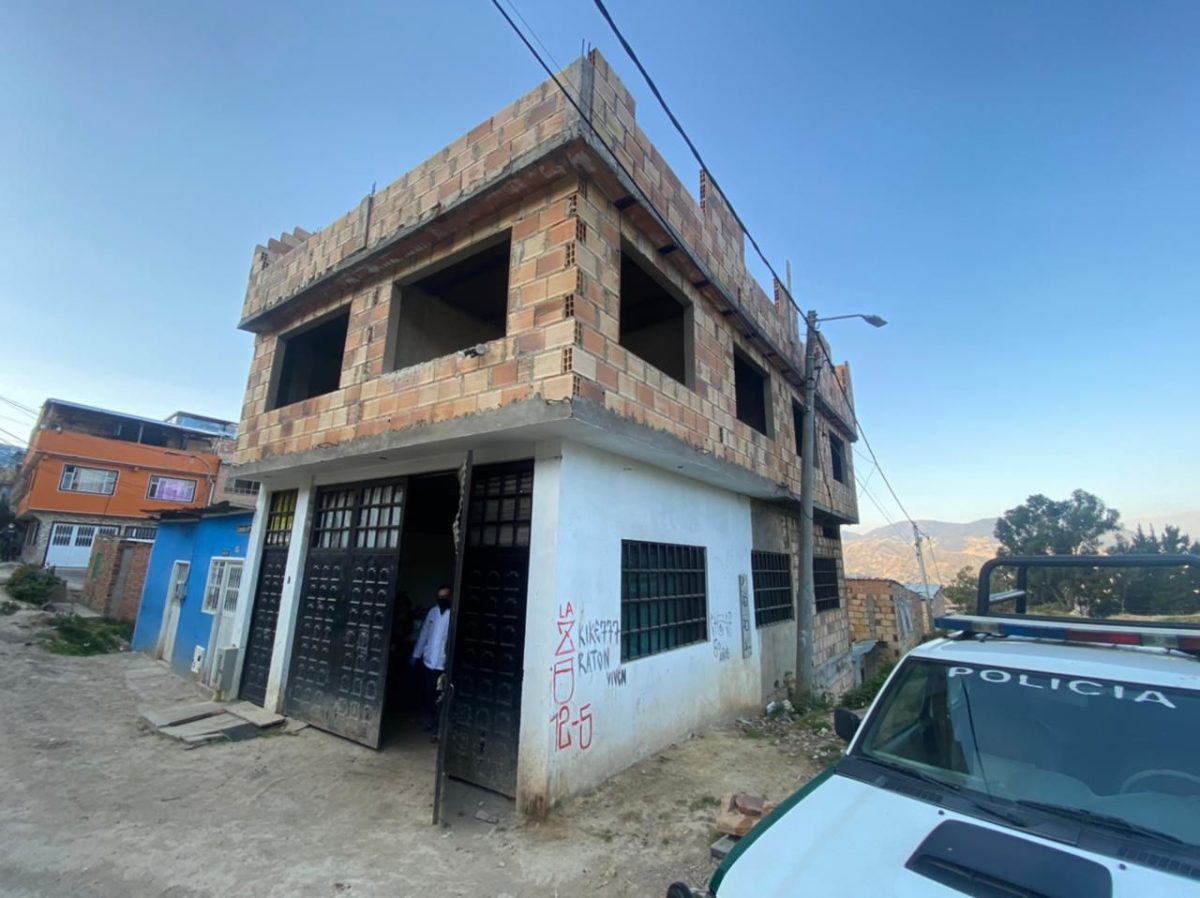 Policía destruyó laboratorio de cocaína que funcionaba en vivienda de Usme En las últimas horas la Policía de Bogotá informó que, a través de la Dirección de Antinarcóticos, se hizo un allanamiento a una vivienda en la localidad de Usme, donde funcionaba un mega laboratorio de extracción y procesamiento de permanganato de potasio, una sustancia química que es utilizada para la producción de cocaína.