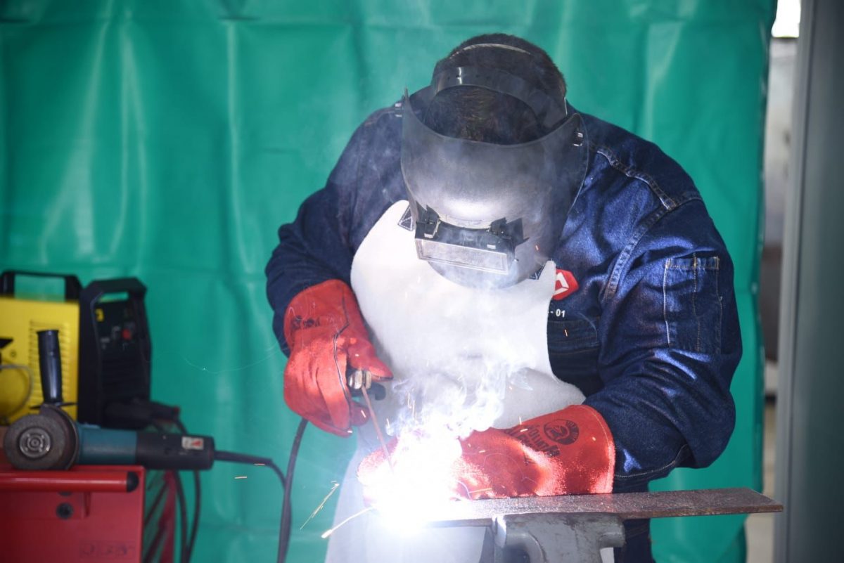 ¡Póngale ojo! Más de 17 mil ofertas laborales ofrece el Sena La Agencia Pública de Empleo del Sena habilitó más de 17 mil ofertas de empleo a nivel nacional para trabajar en diferentes regiones del país, con vacantes como: coordinador de servicio al cliente, auxiliar de pastelería, contadores, administrador de bodega, electricistas, cocineros,  obreros, vendedores, auxiliares de enfermería, soldadores, plomeros, mecánicos, técnicos en telecomunicaciones, mercaderistas, entre otros.