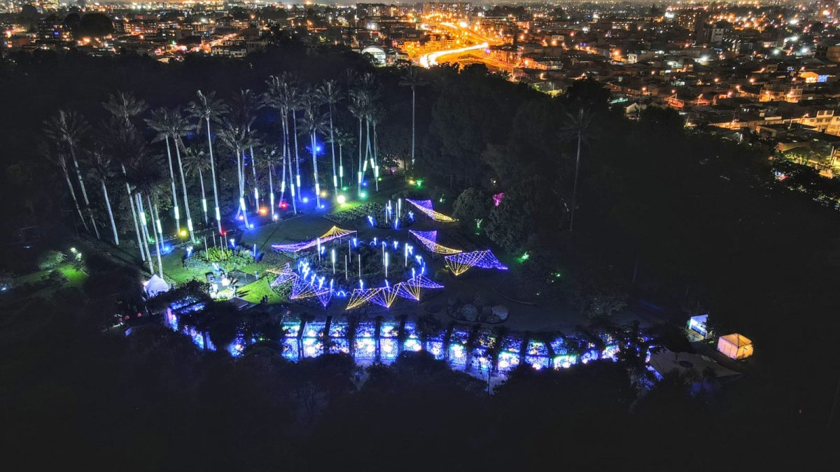 Últimos días para ir a ver el alumbrado del Jardín Botánico 1 Últimos días para ir a ver el alumbrado del Jardín Botánico Uno de los sitios para salir de la rutina y un lugar predilecto para todos los turistas y los bogotanos es el Jardín Botánico. Este lugar tranquilo y de exploración es un destino predilecto, ya que cuenta con innumerables senderos, recorridos guiados, además de múltiples paisajes naturales.