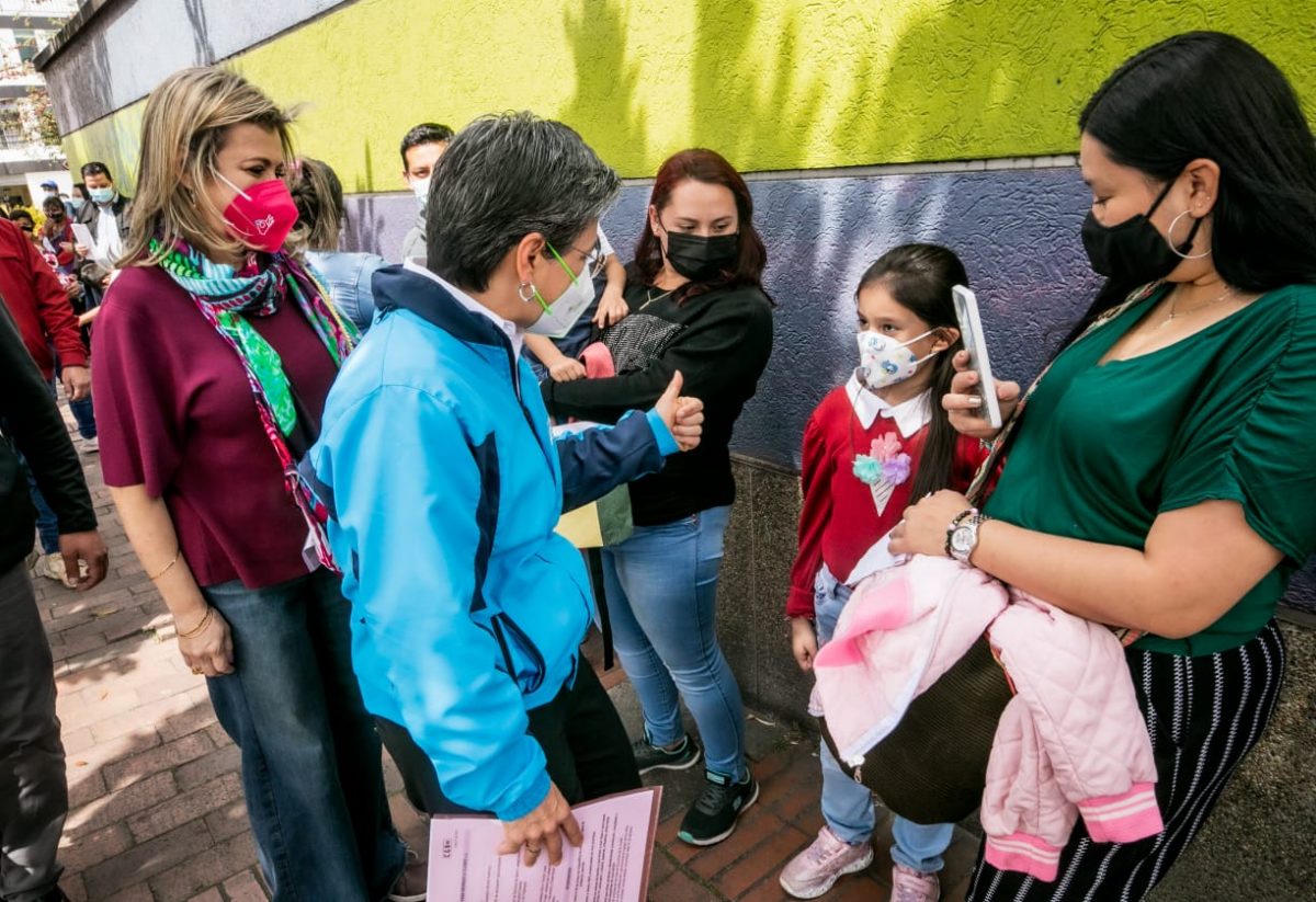 'Vacunación y diversión' estrategia para que los niños se vacunen antes del regreso a clases 1 'Vacunación y diversión' estrategia para que los niños se vacunen antes del regreso a clases Debido al regreso a clases de manera presencial el próximo 24 de enero, la Secretaría de Salud continua intensificando la vacunación integral para los niños, niñas y adolescentes para lo que se han dispuesto más de 30 puntos de vacunación donde los padres podrán llevar a sus hijos para que empiecen su esquema. "La vacunaton priorizada para esta población va hasta el 29 de enero, pero no esperen hasta el ultimo día para hacerlo" indico la Alcaldesa Claudia López durante su recorrido por el parque Mundo Aventura el día de hoy.