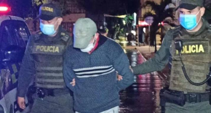 Capturan a presunto responsable de matar a una mujer y meter el cuerpo en una maleta 4 Capturan a presunto responsable de matar a una mujer y meter el cuerpo en una maleta La Policía de Bucaramanga dio a conocer que se dio la captura del presunto responsable de asesinar a una mujer, envolver su cadáver en una sábana y luego meterlo en una maleta. El cuerpo sin vida fue encontrado en la carrera 22 con calle 39 en la cuidad de los parques.