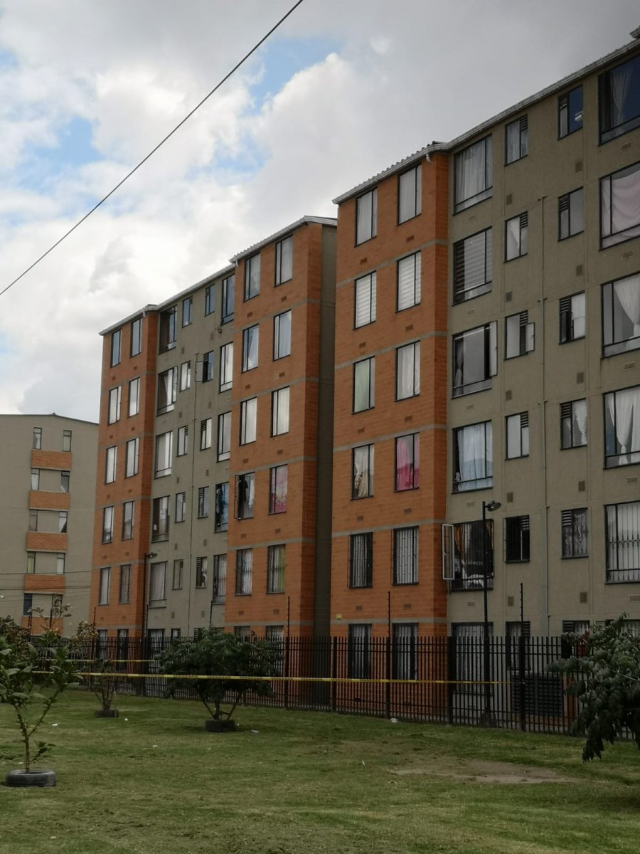 Triste final de Julieth Andrea en conjunto de Parques de Bogotá Los gritos y el desespero de los residentes del barrio Parques de Bogotá por la caída de una mujer desde el quinto piso de uno de los edificios del conjunto residencial Los Cerezos, en Bosa, la noche del domingo, aún retumban por las calles del vecindario.
