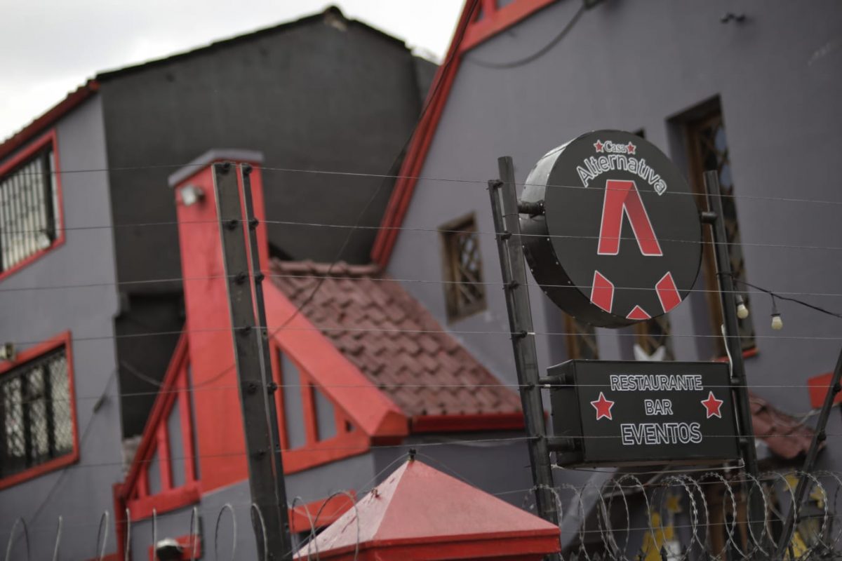 Claudia López rechazó intento de atentado Tras conocerse en horas de la mañana la amenaza de bomba en la calle 36 con carrera 17, localidad de Teusaquillo, en el restaurante Casa Alternativa, sede del partido político Comunes, la alcaldesa Claudia López se pronunció y rechazó el hecho.
