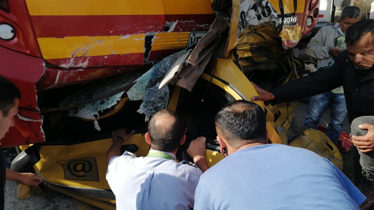 Accidente: taxi quedó debajo de un bus de TM 1 Accidente taxi usme
