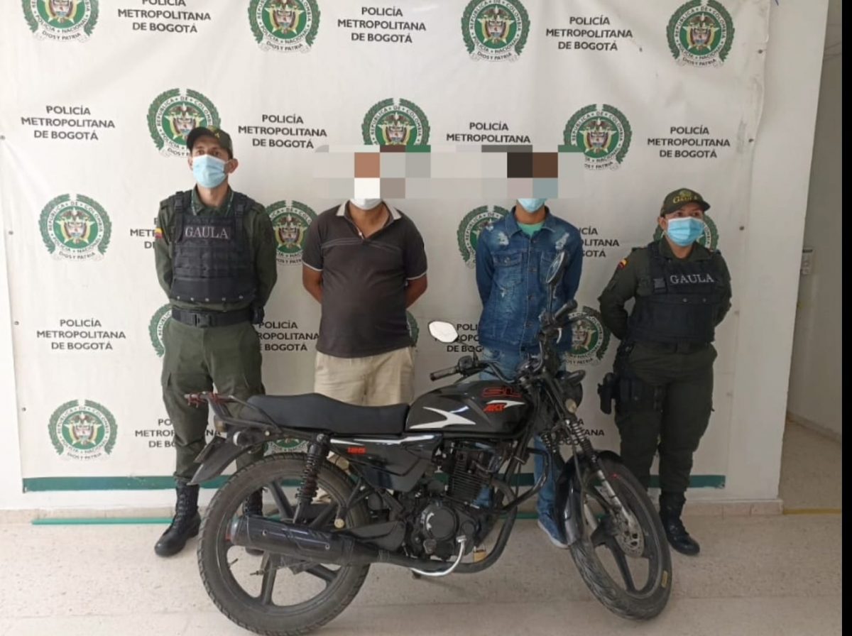 Capturan a dos pillos que extorsionaban a una mujer en Bogotá con fotos íntimas 2 Capturan a dos pillos que extorsionaban a una mujer en Bogotá con fotos íntimas La Dirección Antisecuestro y Antiextorsión, a través del Gaula Bogotá, en articulación con la Fiscalía General de la Nación, capturó en las últimas horas a dos personas que estaban extorsionando a una mujer, pidiéndole dinero a cambio de no difundir información personal.