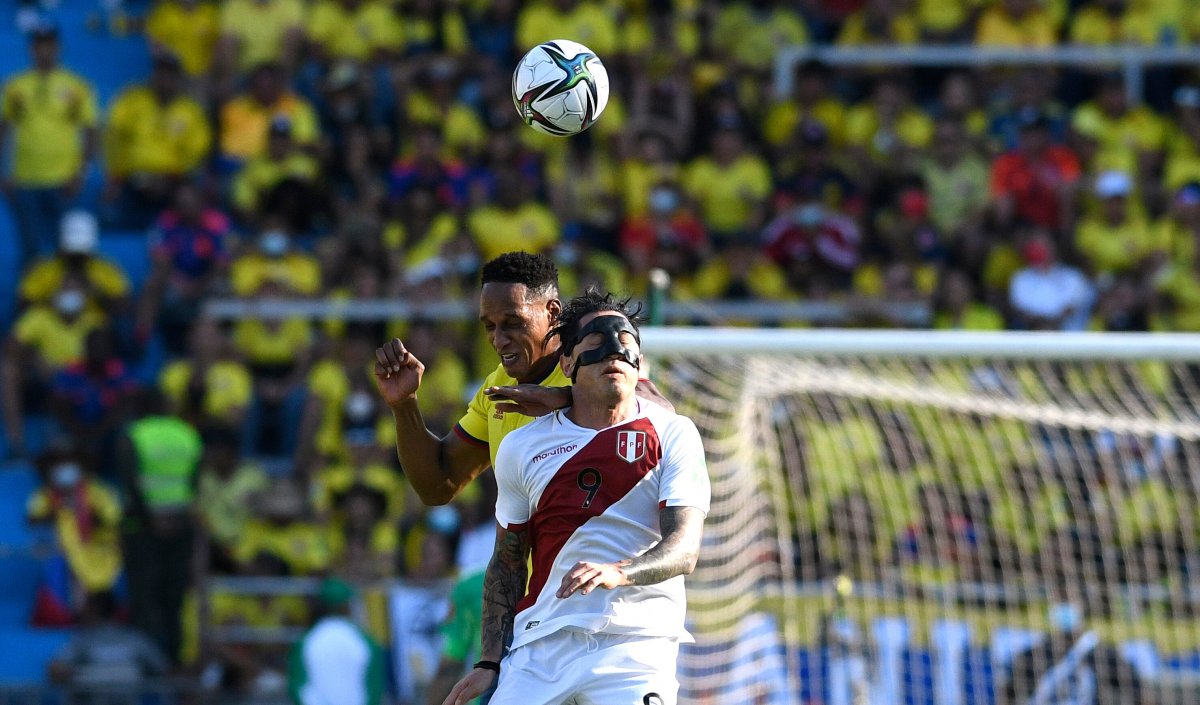 Yerry Mina no estará con Colombia para enfrentar a Argentina 3 Yerry Mina no estará con Colombia para enfrentar a Argentina El defensa colombiano Yerry Mina fue desconvocado de la Selección Colombia de Fútbol de Mayores, debido a que no podrá actuar ante Argentina por la tarjeta amarilla que recibió en el juego contra Perú que lo inhabilita para actuar en el próximo partido.