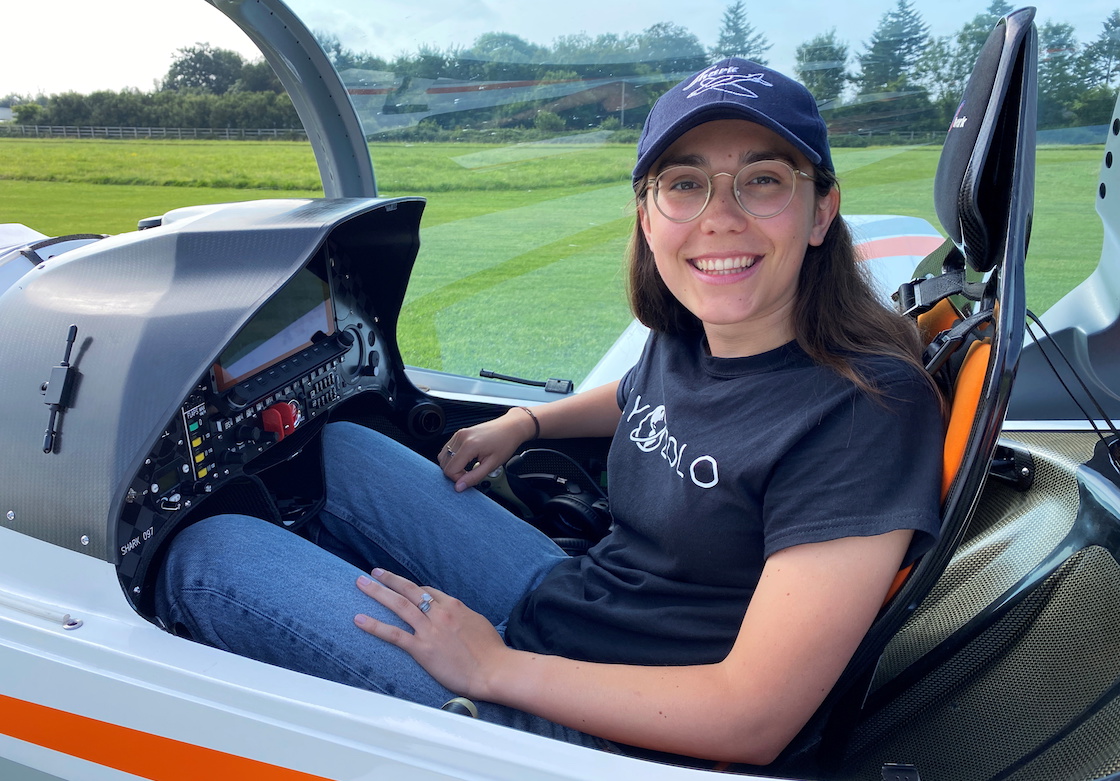 Jovencita rompió récord Guinness al darle vuelta al mundo en avión 8 Jovencita rompió récord Guinness al darle vuelta al mundo en avión Zara Rutherford, una joven británico-belga de tan solo 19 años, rompió un nuevo récord Guinness tras haber dado la vuelta al mundo en su avión. Aterrizó en el aeropuerto Kortrijk-Wevelgem tras pasar por exactamente 52 países, y un recorrido total de 51.000 km, con lo que rompió el récord femenino que tenía la estadounidense Shaesta Wais, de 30 años, en 2017.