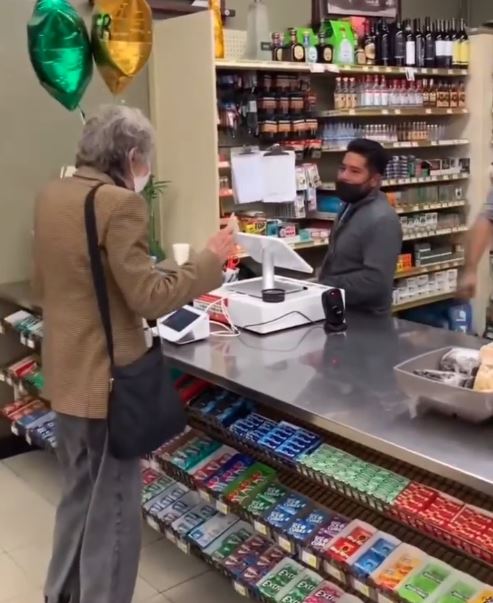 Tras ganar la lotería, abuelita regala la mitad de su premio a joven que le vendió el boleto Una anciana gringa, de 84 años, se ganó la lotería, que tenía un premio de 300 dólares, cerca de $1.200.000. El gesto de la señora al recibir el premio impactó a todos, ya que en vez de reclamar, gastar o ahorrar el dinero ganado, la abuelita decidió dirigirse a la tienda donde lo compró, y de la cual es cliente, para compartir su recompensa con el cajero que le vendió el boleto ganador. 