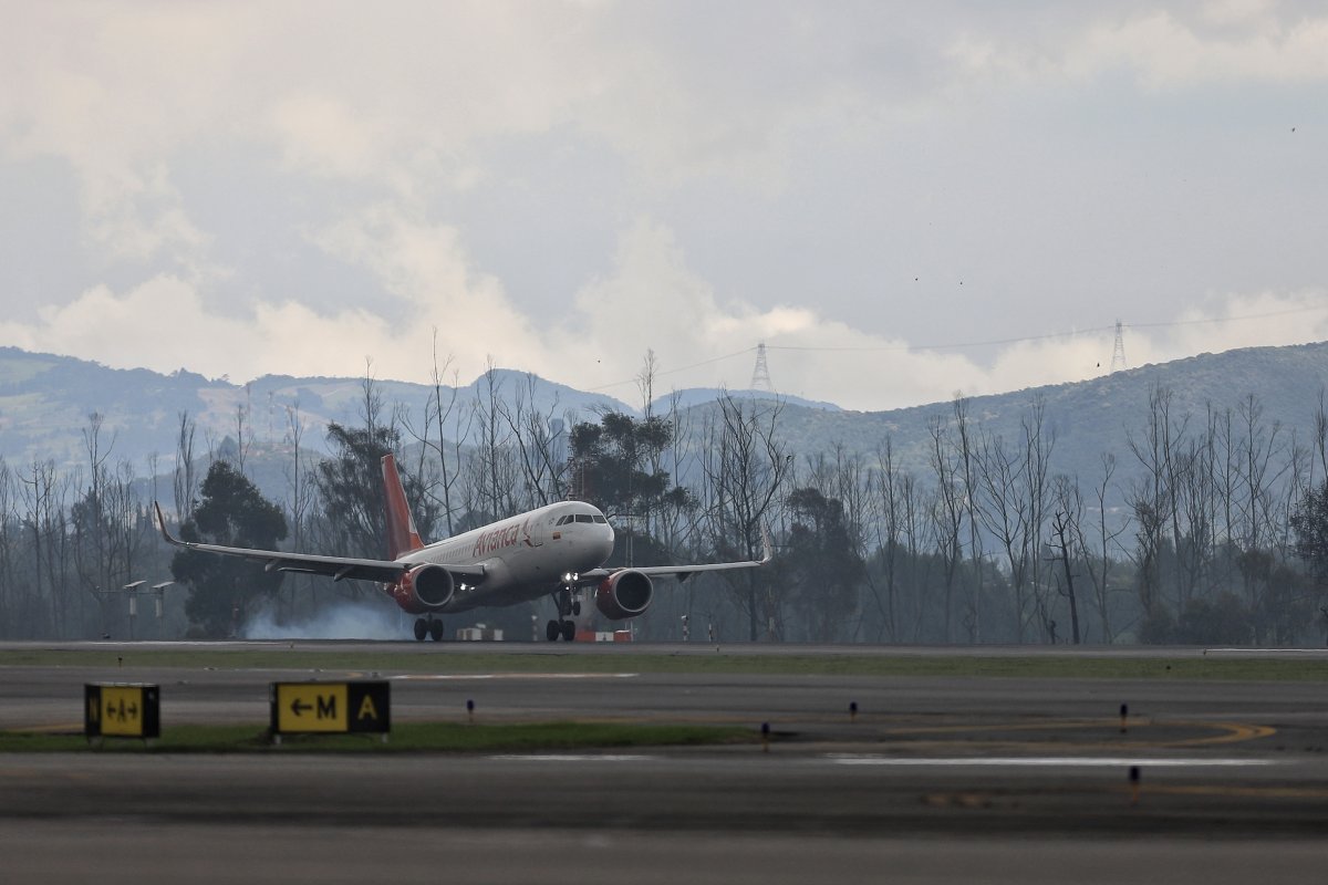 Miles de pasajeros se quedan sin vuelo por la propagación de la nueva variante Ómicron Con más de 3.424 pasajeros inconformes por su cancelación en los vuelos, solo contando la cifra de hoy 22 de enero, 62 vuelos han tenido que ser cancelados a causa de la nueva variante que está afrontando el mundo.