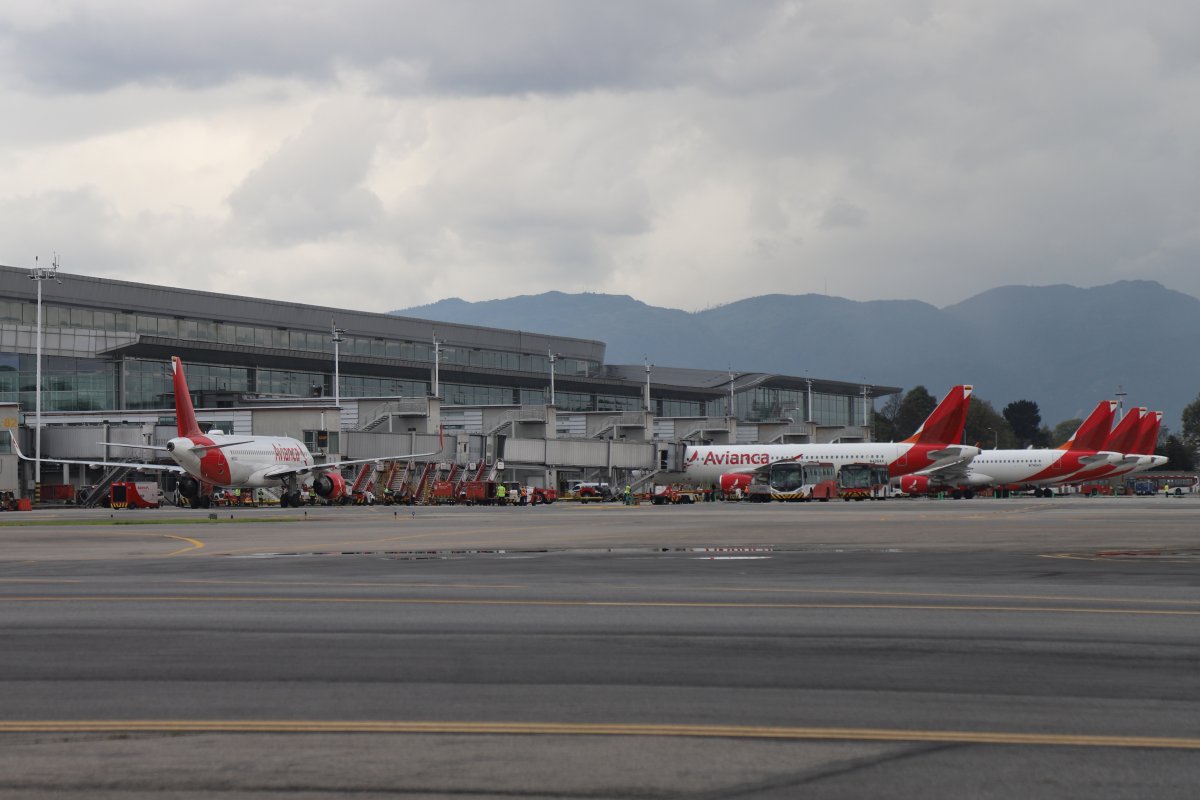 Aeropuerto de Guaymaral será usado para descongestionar El Dorado 3 Aeropuerto de Guaymaral será usado para descongestionar El Dorado Con el inicio de un nuevo proyecto en el aeropuerto Guaymaral, se planea que este centro de aterrizaje funcione como medio externo y de descongestión para el alto flujo de vuelos en Aeropuerto Internacional El Dorado de Bogotá.