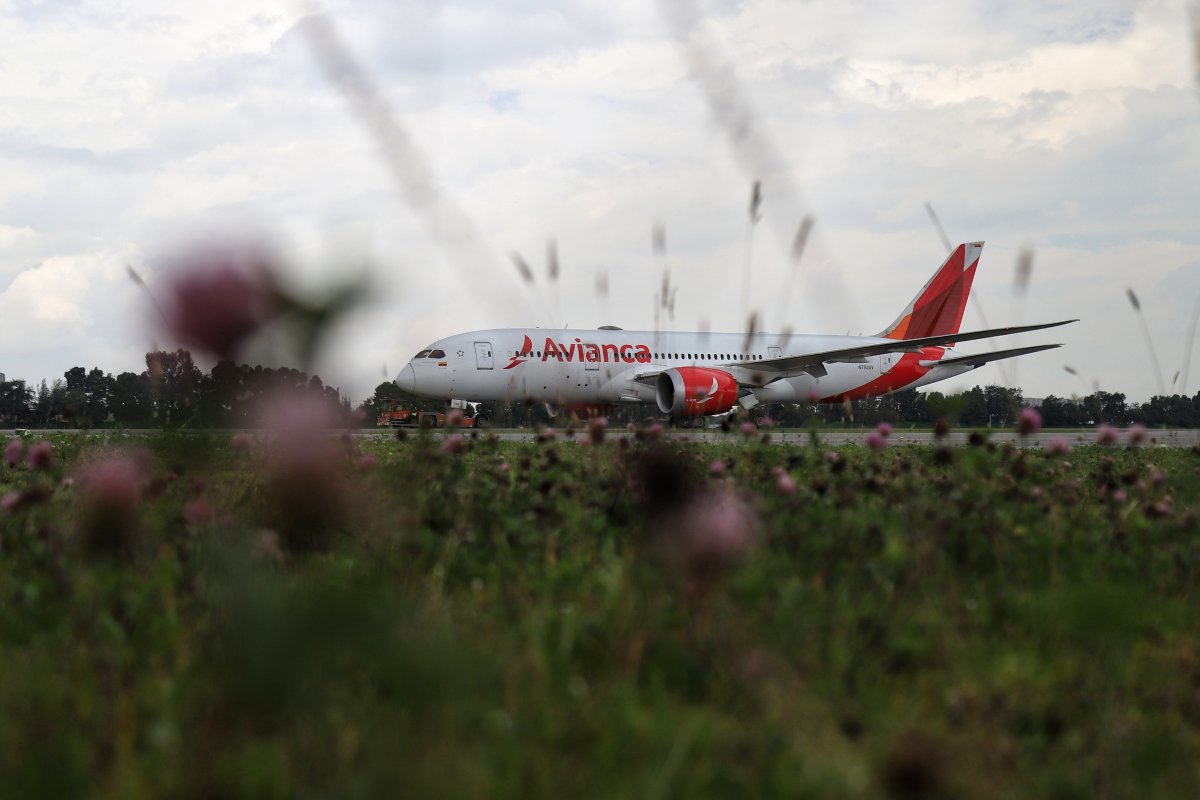 Aeropuerto de Guaymaral será usado para descongestionar El Dorado 1 Aeropuerto de Guaymaral será usado para descongestionar El Dorado Con el inicio de un nuevo proyecto en el aeropuerto Guaymaral, se planea que este centro de aterrizaje funcione como medio externo y de descongestión para el alto flujo de vuelos en Aeropuerto Internacional El Dorado de Bogotá.