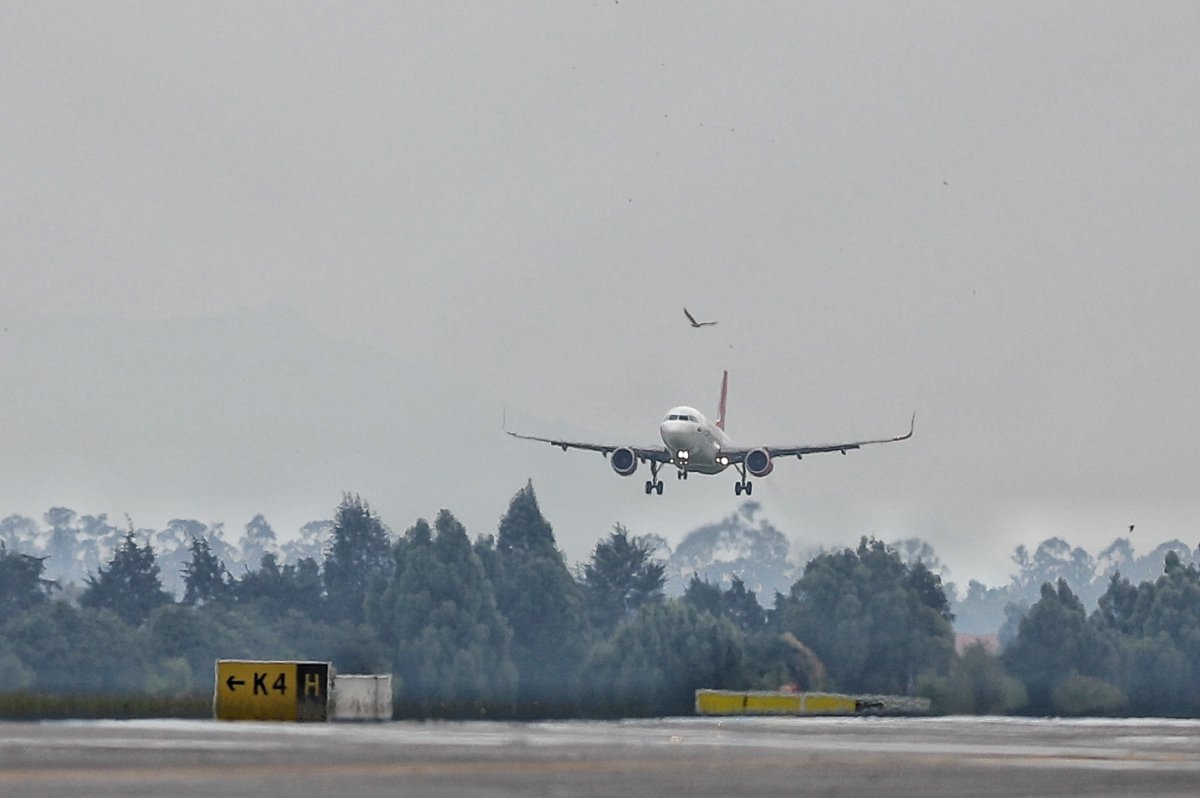 Aeropuerto de Guaymaral será usado para descongestionar El Dorado 2 Aeropuerto de Guaymaral será usado para descongestionar El Dorado Con el inicio de un nuevo proyecto en el aeropuerto Guaymaral, se planea que este centro de aterrizaje funcione como medio externo y de descongestión para el alto flujo de vuelos en Aeropuerto Internacional El Dorado de Bogotá.