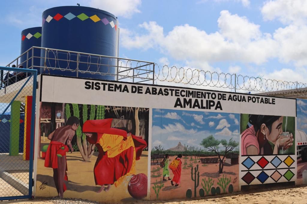 Gobierno anuncia tres proyectos de agua y saneamiento para La Guajira 1 Gobierno anuncia tres proyectos de agua y saneamiento para La Guajira El Gobierno Nacional anunció la entrega de tres proyectos de agua potable y saneamiento básico para el departamento de La Guajira. Se trata de dos módulos de pilas públicas que beneficiarán a más de 7.500 indígenas wayuú, uno en Romonero, zona rural de Riohacha, y otro en Amalipa, zona rural de Maicao, además de la optimización de la PTAP de San Juan del Cesar.
