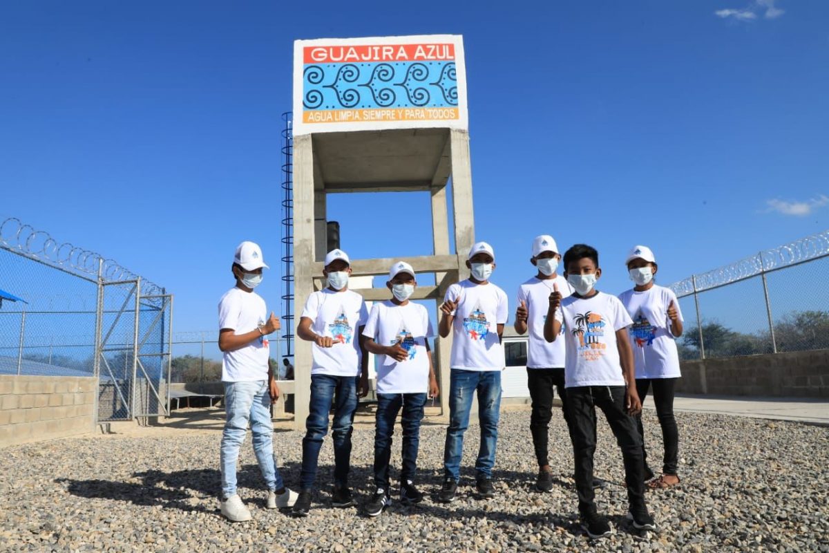 Gobierno anuncia tres proyectos de agua y saneamiento para La Guajira El Gobierno Nacional anunció la entrega de tres proyectos de agua potable y saneamiento básico para el departamento de La Guajira. Se trata de dos módulos de pilas públicas que beneficiarán a más de 7.500 indígenas wayuú, uno en Romonero, zona rural de Riohacha, y otro en Amalipa, zona rural de Maicao, además de la optimización de la PTAP de San Juan del Cesar.